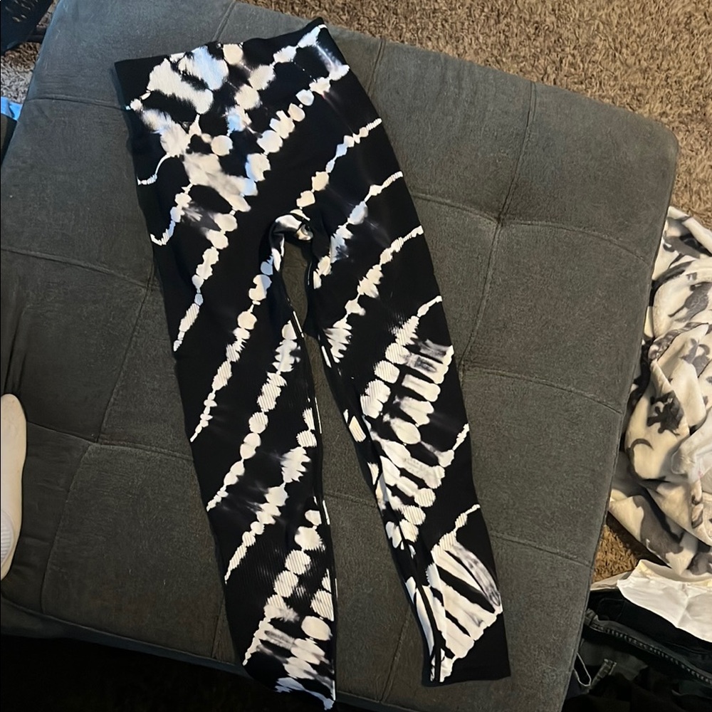 PINK Victoria's Secret Monochrome Tie-Dye Leggings